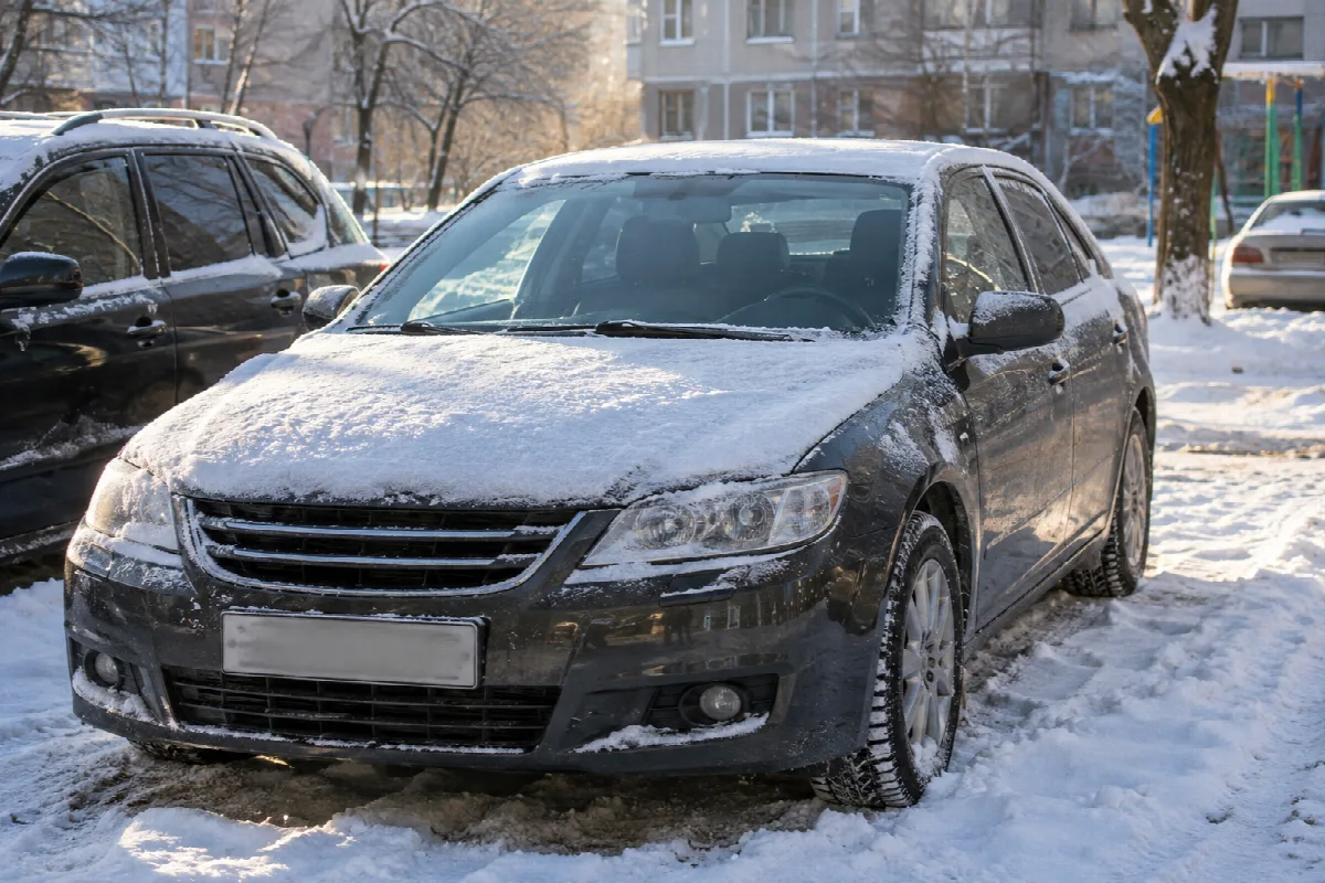 Автомобиль на зимней стоянке